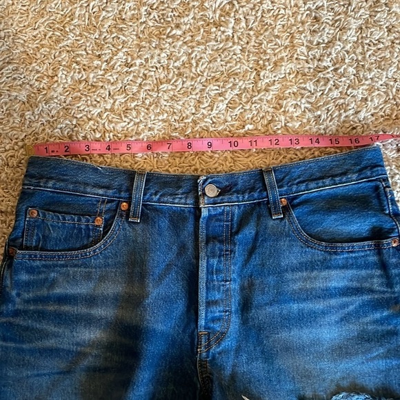 NWT Levi Premium Womens Plus Denim Jean Shorts SZ 32 501 Mid Rise Raw Hem Button - Picture 13 of 13